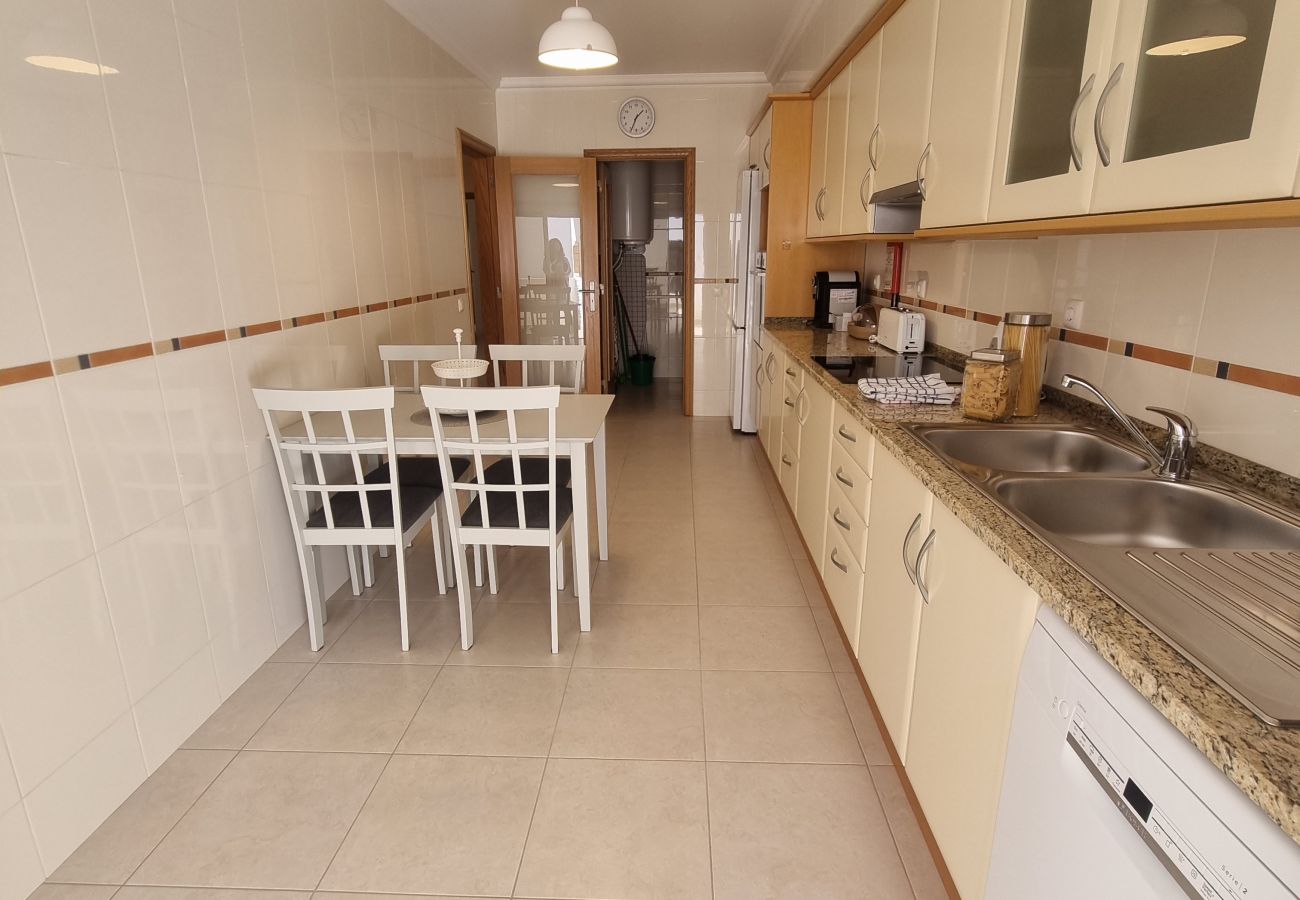 Apartamento em Quarteira - T2 INFANTE 101 A/C MODERNO WI-FI GARAGEM 50M PRAIA