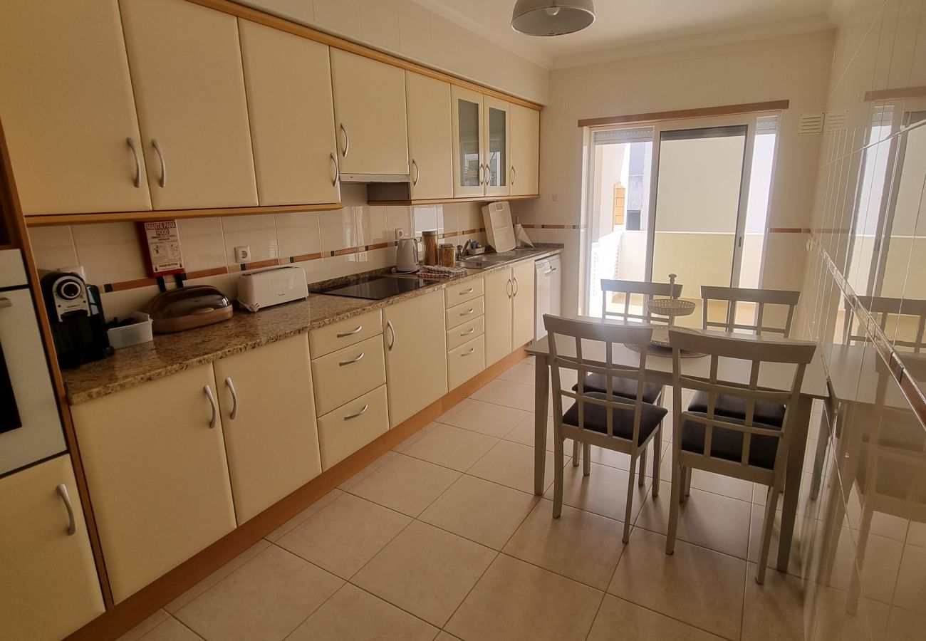 Apartamento em Quarteira - T2 INFANTE 101 A/C MODERNO WI-FI GARAGEM 50M PRAIA
