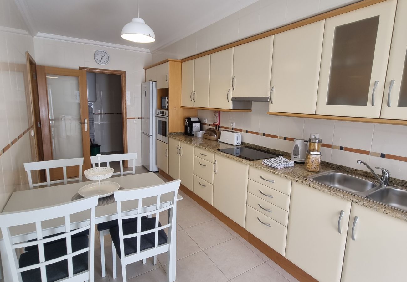 Apartamento em Quarteira - T2 INFANTE 101 A/C MODERNO WI-FI GARAGEM 50M PRAIA