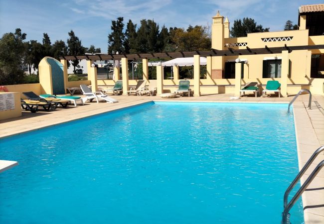 Apartamento em Quarteira - T2 Vila Bairos A/C Piscina e Garagem Vilamoura