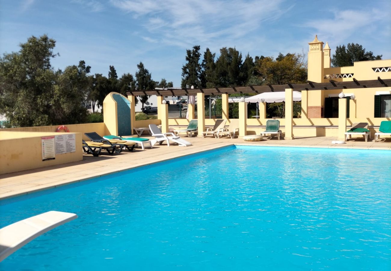 Apartamento em Quarteira - T2 Vila Bairos A/C Piscina e Garagem Vilamoura