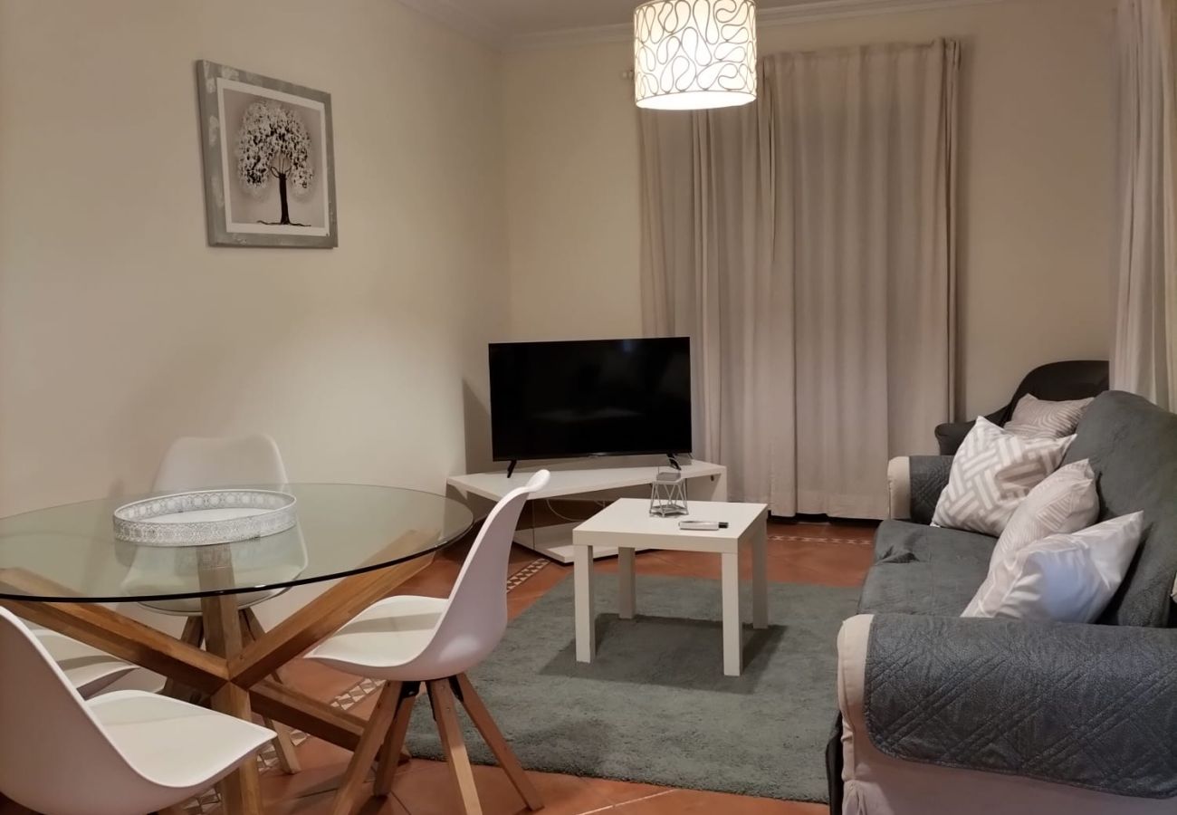 Apartamento em Quarteira - T2 Vila Bairos A/C Piscina e Garagem Vilamoura