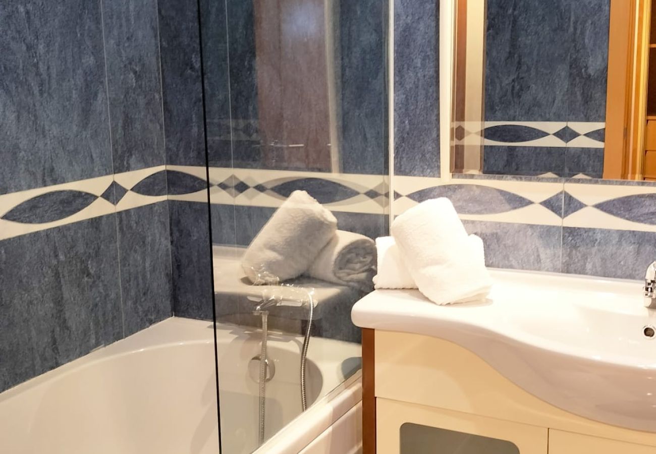 Apartamento em Quarteira - T2 Vila Bairos A/C Piscina e Garagem Vilamoura