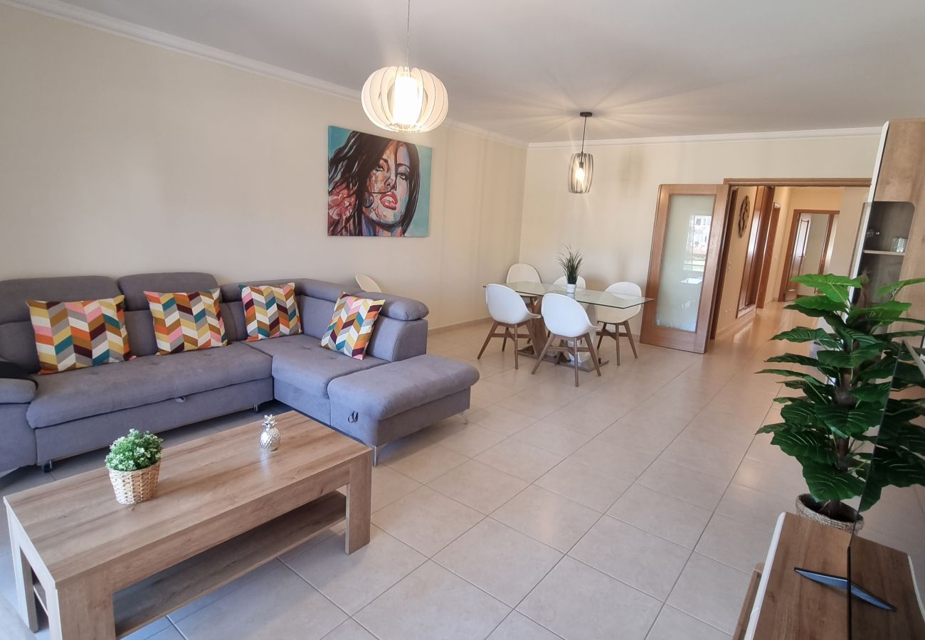 Apartment in Quarteira - T2 INFANTE 101 A/C MODERNO WI-FI GARAGEM 50M PRAIA