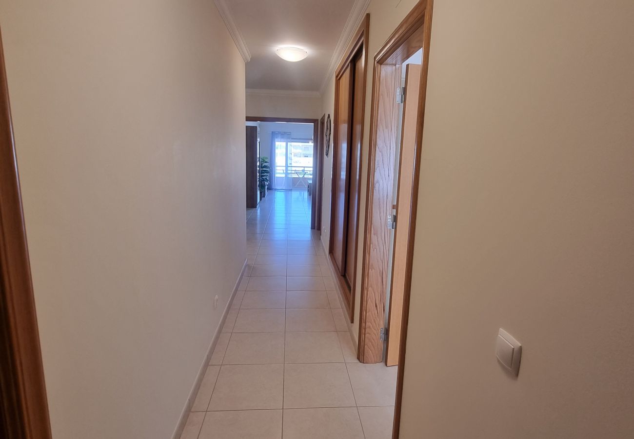 Apartment in Quarteira - T2 INFANTE 101 A/C MODERNO WI-FI GARAGEM 50M PRAIA