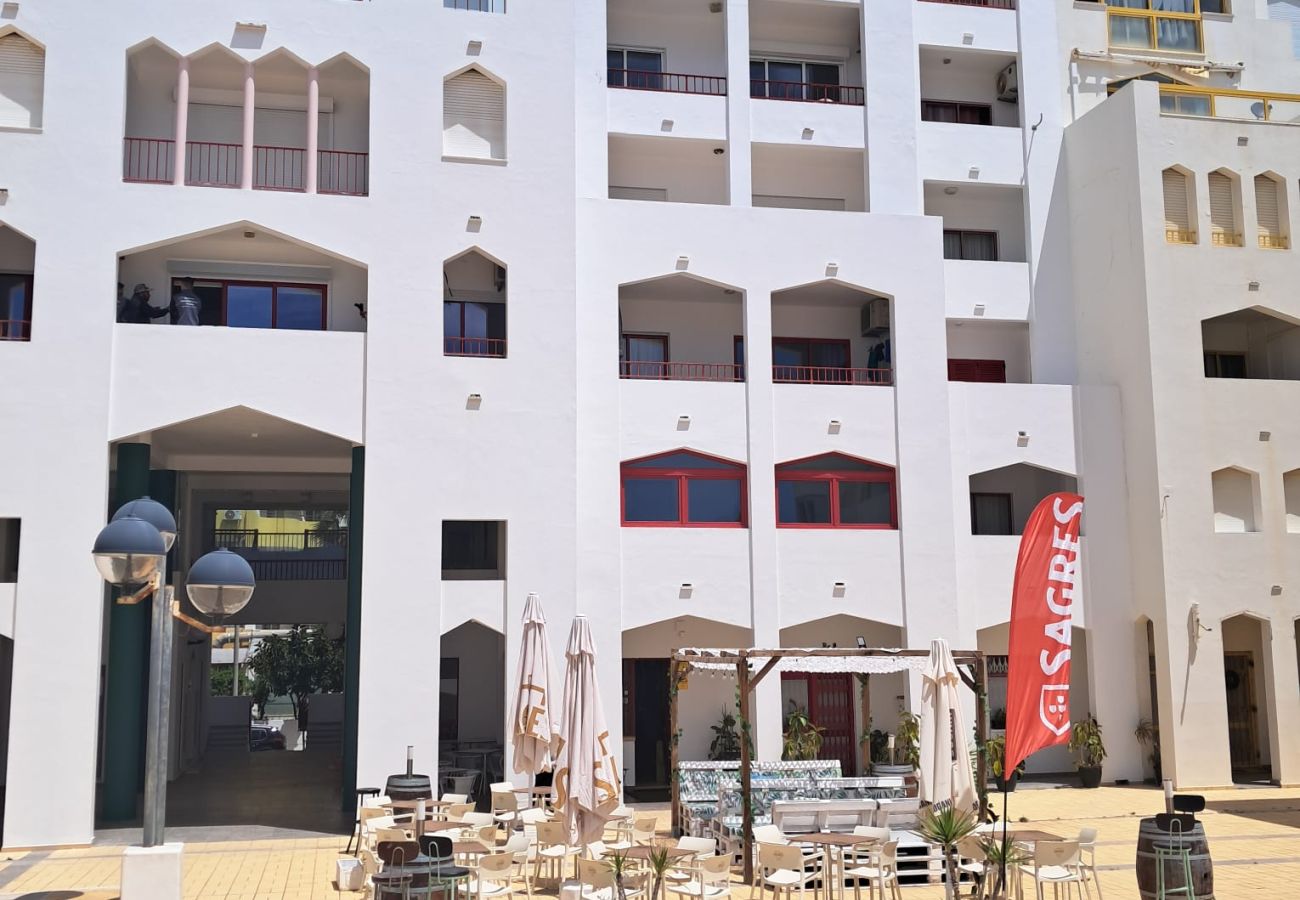 Apartment in Quarteira - T1 Frente Mar A/C e garagem 6ºB,S.Miguel
