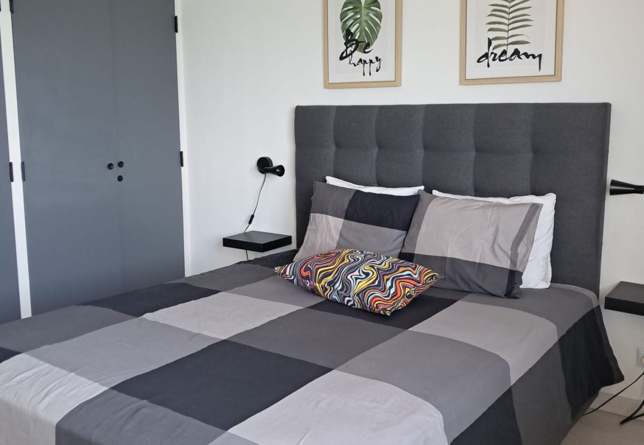 Apartment in Quarteira - T1 T20 13ºD AR COND GARAGEM TV WIFI